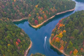 Chun'an, Zhejiang: le isole del Lago Qiandao mostrano colori vivaci in un paesaggio pittoresco